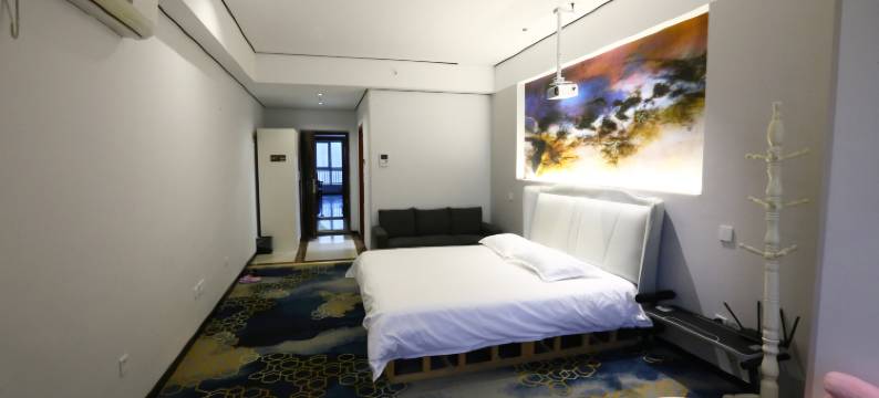 宝寓电影民宿(宝龙城市广场店)图片