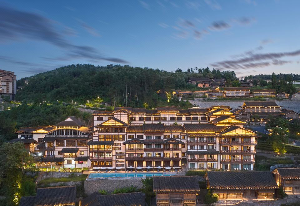 乌江寨苗王酒店外景图