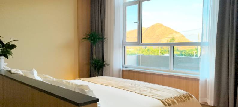 山来一宿酒店(七彩丹霞景区店)图片