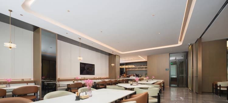 珲春欧式街新安路亚朵酒店图片