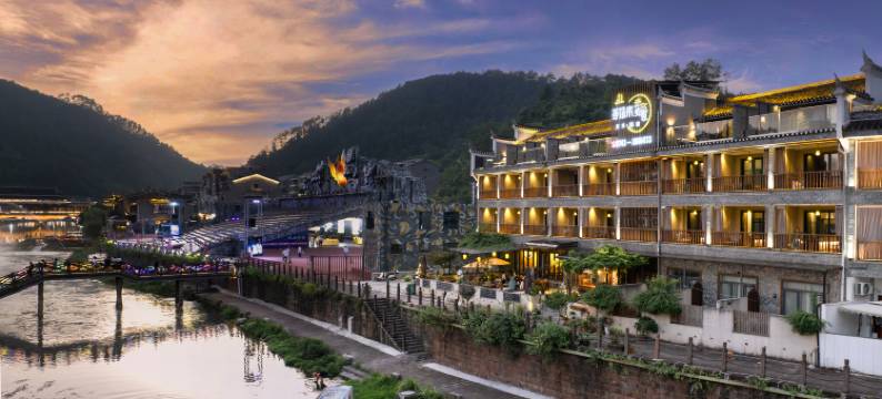 凤凰等你来|三生三世·180度江景庭院民宿(凤凰古城雲桥店)图片
