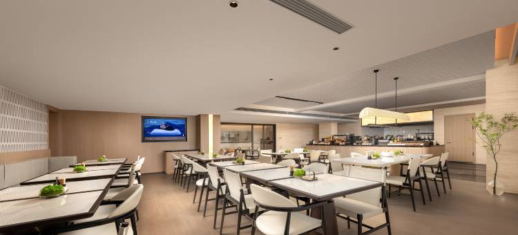 兴义桔山广场碧云路亚朵酒店图片