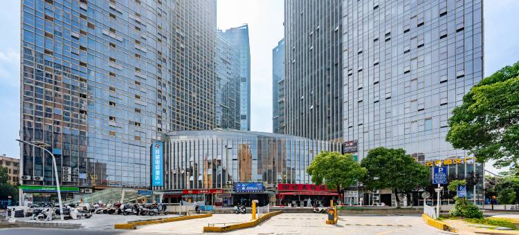 网鱼电竞酒店(瑶湖大学城奥体中心店)图片
