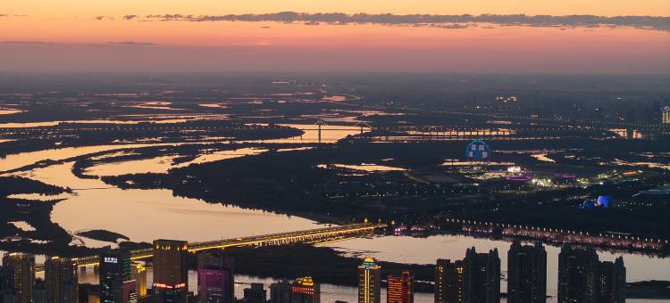 哈尔滨中央大街索菲亚教堂希尔顿惠庭酒店图片