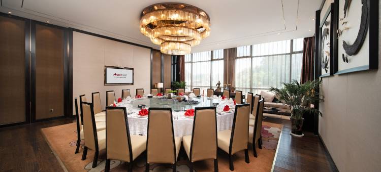 兴义国龙雅阁大酒店(穿云洞公园荷花巷步行街店)图片