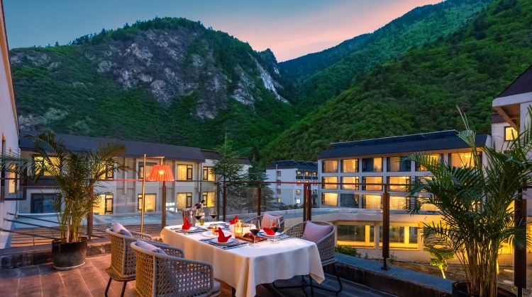 3-Day Autumn & winter pre-sale: Jiuzhaigou & Huanglong · Foliage & Travertine Pools — free VIP lounge access and upgrade to InterContinental Resort Jiuzhai Paradise