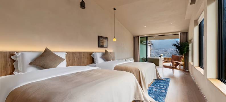 鸾喜·揽村设计师民宿(西江千户苗寨店)图片