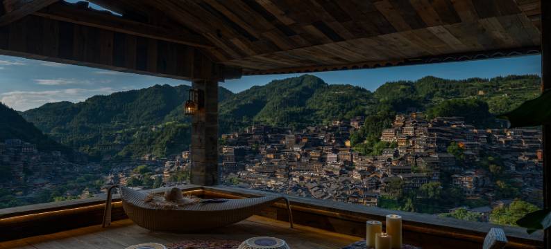上村里落日咖啡全景美宿(西江千户苗寨景区观景台猪圈咖啡店)图片