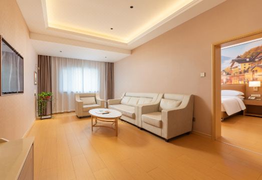 Vienna Hotel (Xiaoyi Wanda Plaza Municipal Government Branch) Hotel Overview