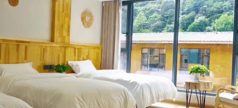 汶川卧龙客栈图片