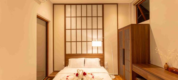 Phòng ngủ Su'e Homestay Huế với nội thất gỗ và phong cách tối giản
