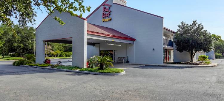 芒特普林森-爱国者角红顶PLUS+酒店(Red Roof Plus+ Mt Pleasant - Patriots Point)图片