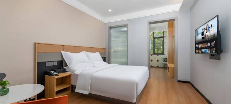 新密金蓝湾主题酒店(中强光年城市广场店)图片