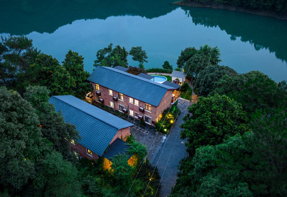 The mountain The water Hotel Overview