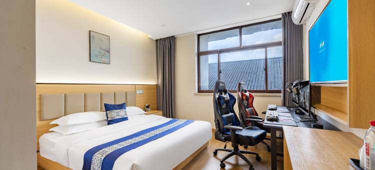 悦电竞·电竞民宿(扬州东关街何园店)图片