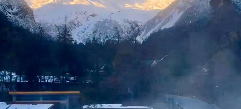 金山摄影温泉度假酒店(三号营地店)图片