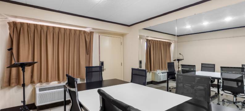 红顶PLUS+酒店-芝加哥霍夫曼庄园(Red Roof PLUS+ Chicago - Hoffman Estates)图片