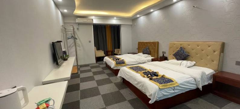 紫惑主题酒店(昆明大商汇官南店)图片