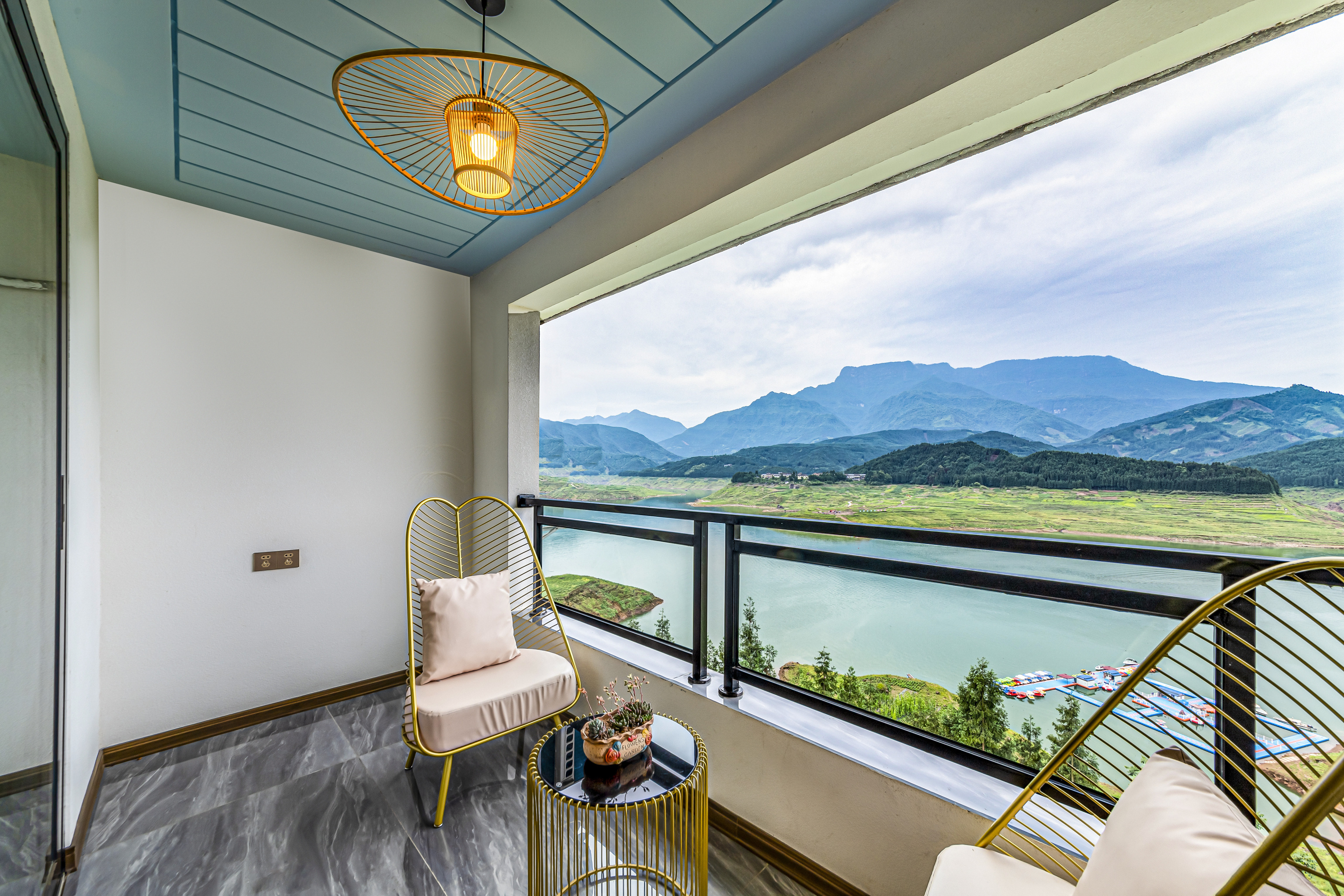 Table Mountain · Mountain View Lakeside · Luxury Retreat Hotel (Yanv Lake) Over view