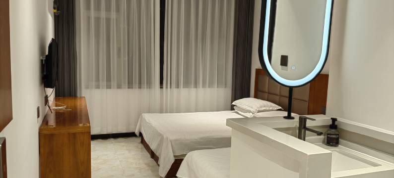 坝上草原喜阳洋小酒馆图片