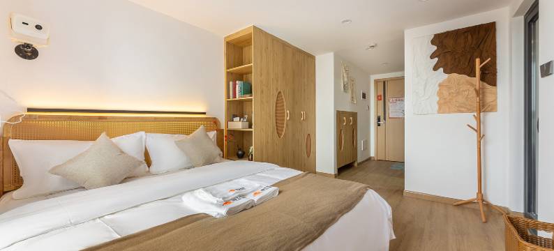 栖牛轻奢投影民宿(泊里中心店)图片