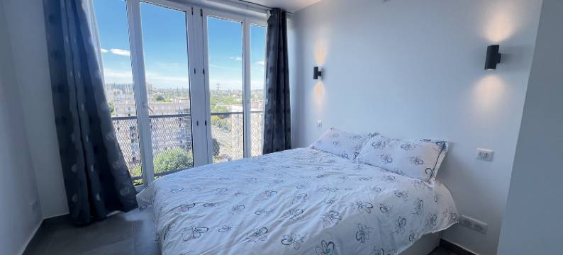 民宿房间-中法温馨静居(Bedroom - Serene with Chinese-Parisian Warmth)图片