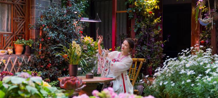 花筑·月半湾·雪山屋顶Coffee·花海漫步设计师庭院(丽江古城店)图片