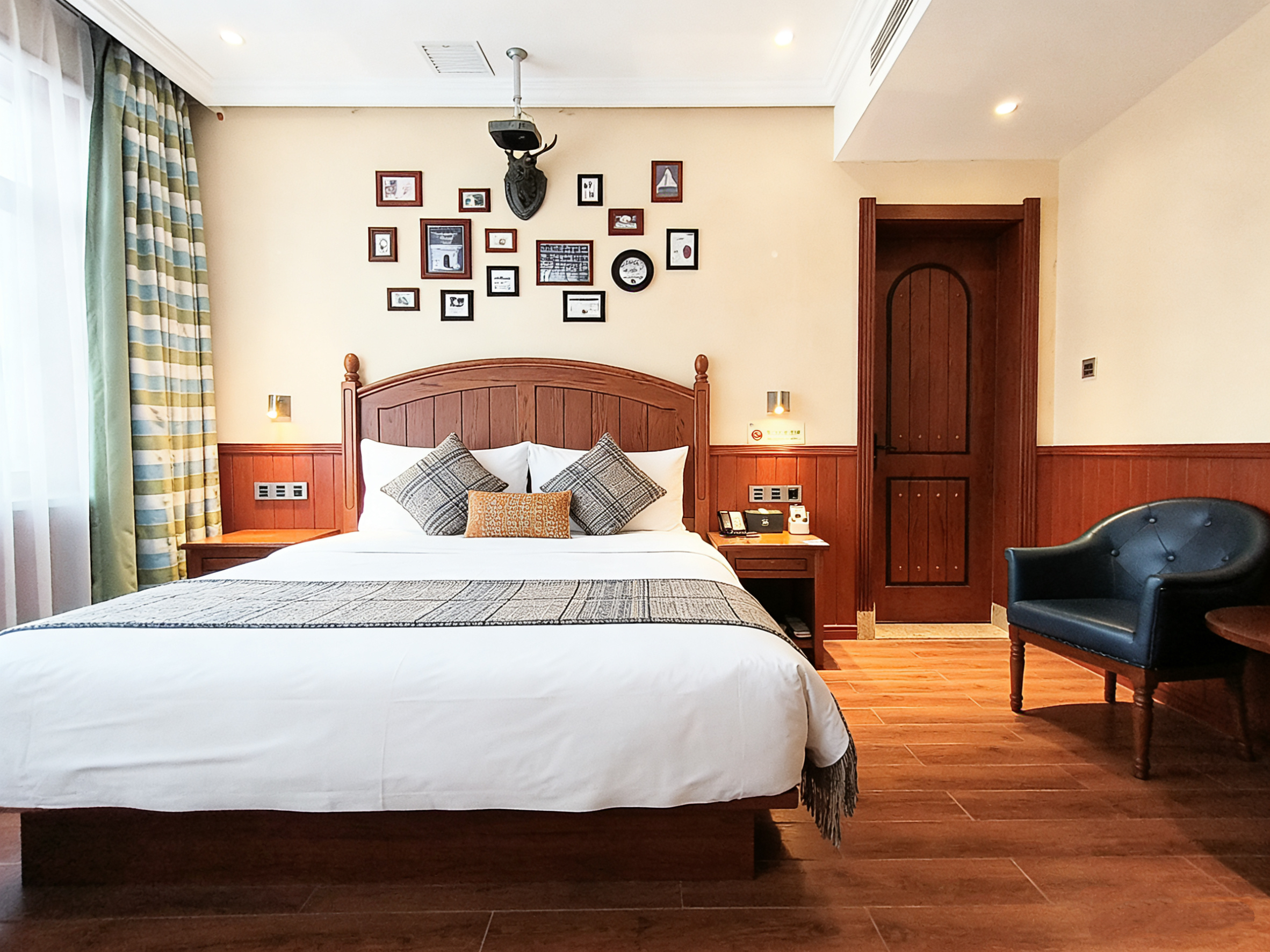 Holiday Inn Kezuo Zhongqi Yake Town (Baokang Railway Station)Over view