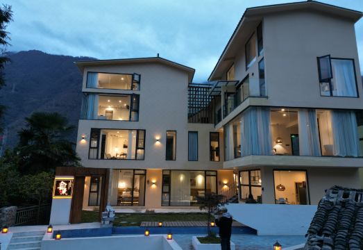 有集民宿（海螺沟冰川森林公园游客中心店）外景图