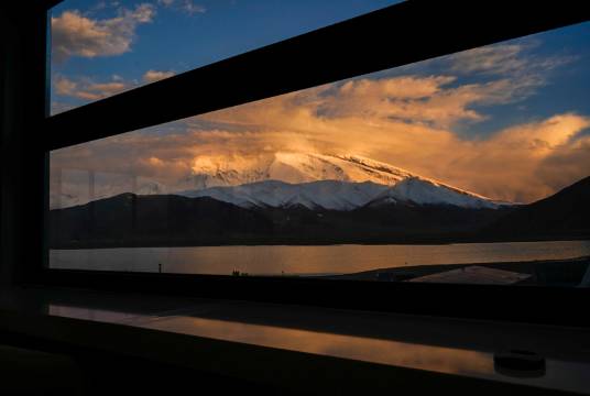 喀拉库勒湖不周山营地图片