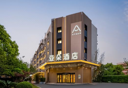 上海五角场殷高西路地铁站亚朵酒店外景图