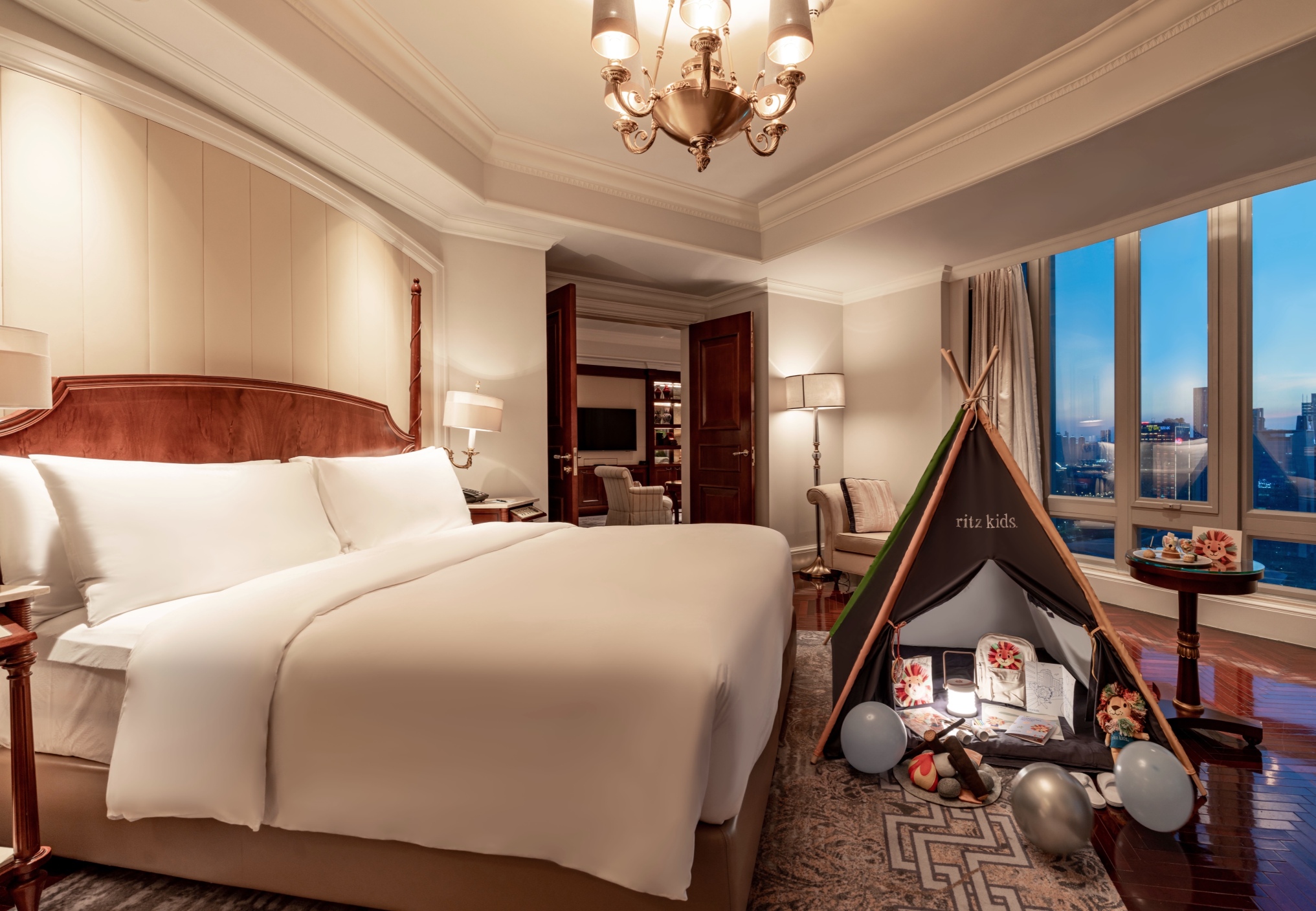 The Ritz-Carlton, Guangzhou Over view