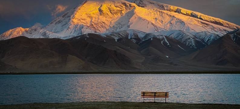 喀拉库勒湖不周山营地图片