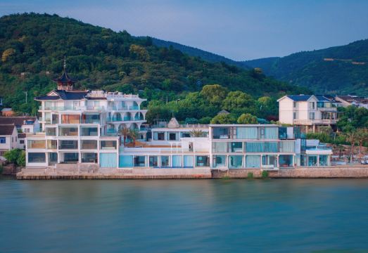 HONGSHOW · Family-Friendly · Frontline Lake View Boutique Guesthouse (Xishan, Taihu Lake Branch)Hotel Overview