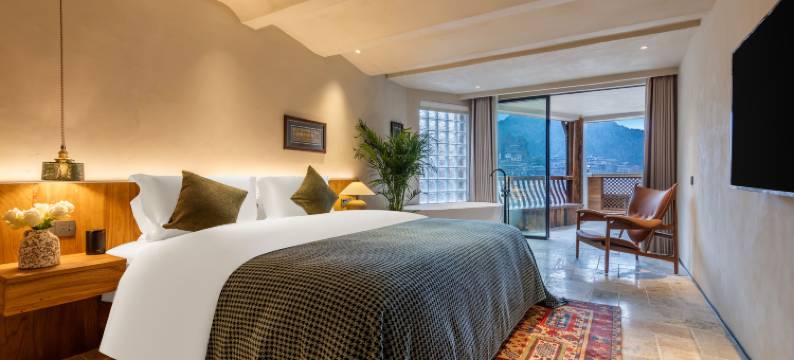 鸾喜·揽村设计师民宿(西江千户苗寨店)图片