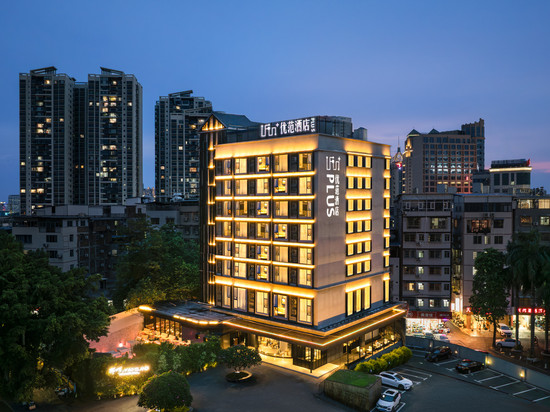 优范Plus·江景酒店(医科大一附院南湖公园店)