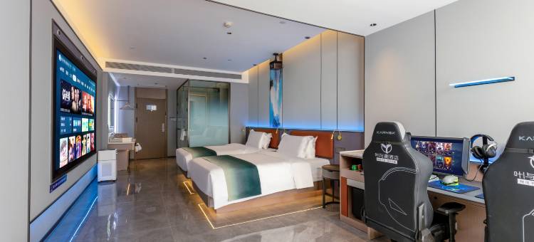 叶与晨电竞电影酒店(新华街尚峰广场店)图片