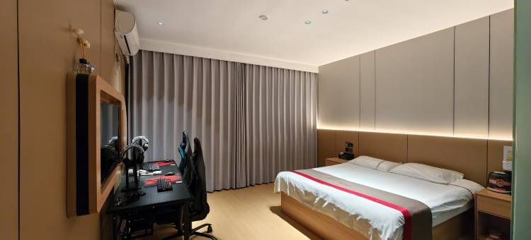 竞族电竞民宿(圣豪购物中心店)图片