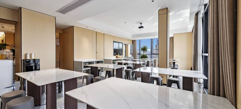 苗皇Royal・云境溯野高空观景酒店(贵阳市观山湖区高铁北站店)图片