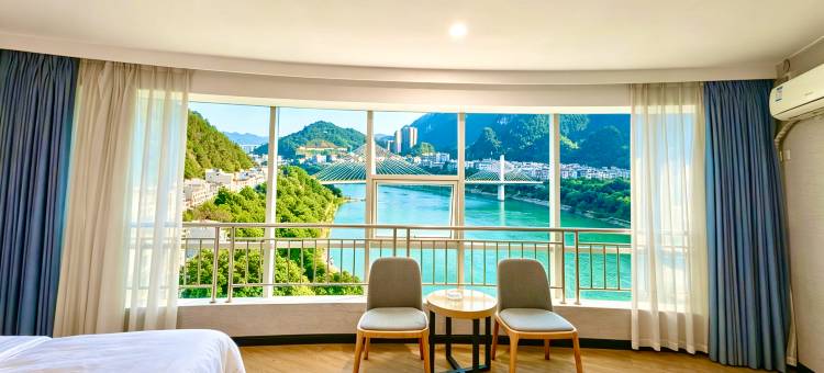 天峨金港商务大酒店(天上河谷景区圆弧观景平台蓝刀鱼观赏点店)图片
