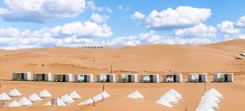 野奢天际全景沙漠露营地图片