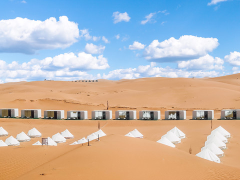 野奢天际全景沙漠露营地