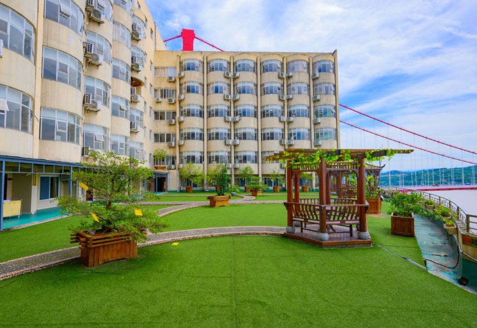 Hongqiao Holiday Hotel Hotel Overview