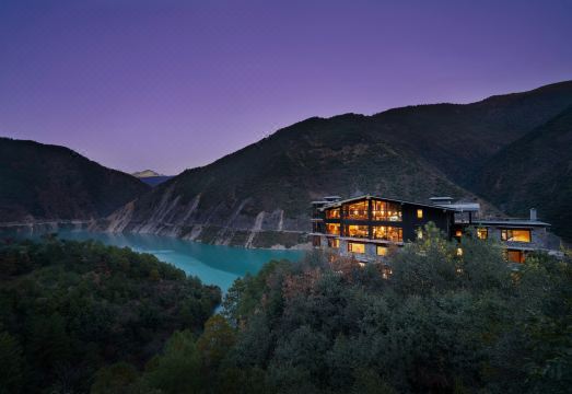 德钦松赞茨中酒店外景图