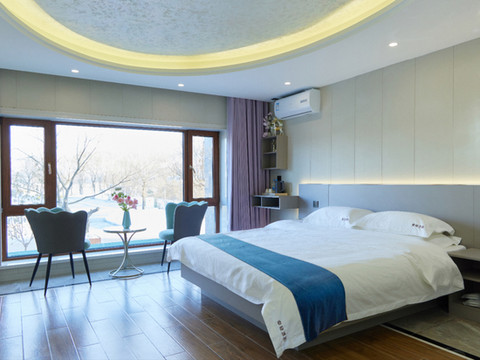 卓冠轻奢酒店(黑河国际网红大早市店)