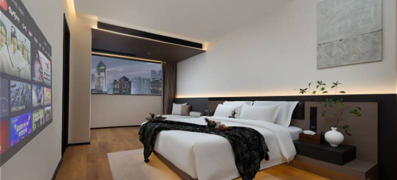 慢里酒店MOMENTUM(武汉江滩江汉路步行街店)图片