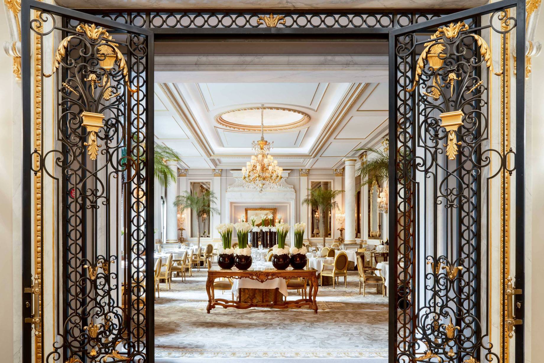 Four Seasons Hotel George V Paris Over view