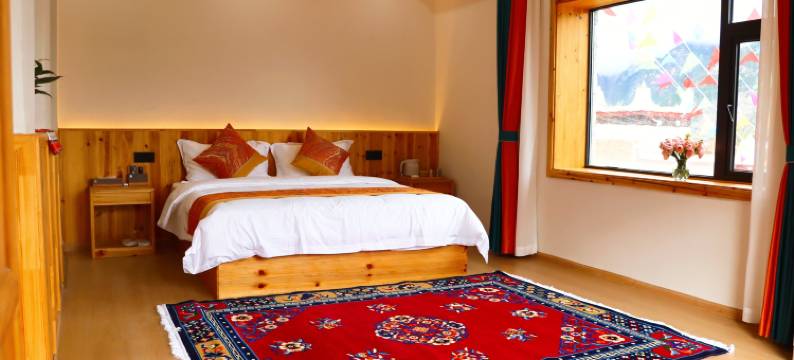 甲居镇卓金林院图片