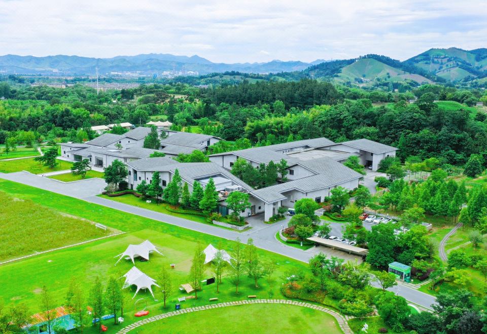 安吉绿郡景澜龙山驿酒店外景图