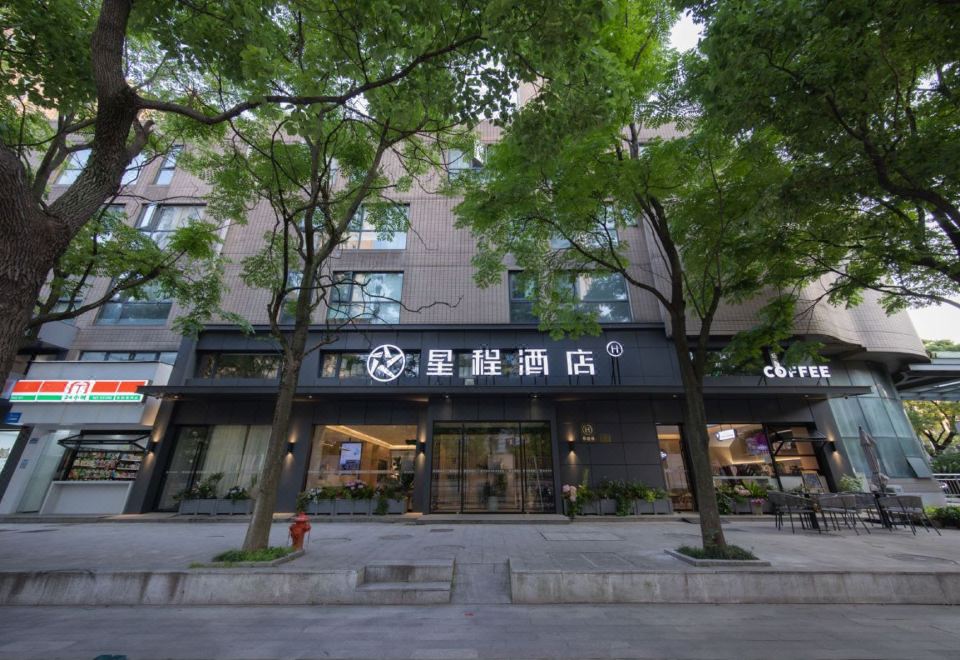 Elan Hotel (Ningbo Beilun Intime City) Hotel Overview